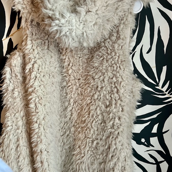 Women’s Fuzzy Long Vest Furry - Picture 5 of 5